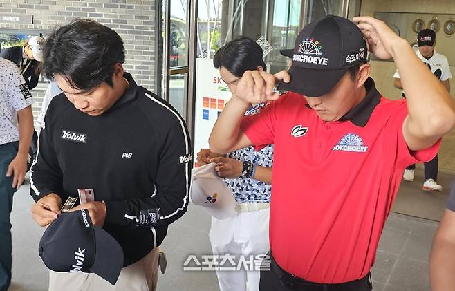 김백준(오른쪽) 김민수 등 KPGA투어 선수들이 18일 핀크스GC에서 열린 SK텔레콤 오픈 최종라운드를 앞두고 이날 발인하는 고(故) 박병주를 추모하기 위해 마련한 근조리본을 달고 있다. 사진 | 서귀포=장강훈 기자 zzang@sportsseoul.com