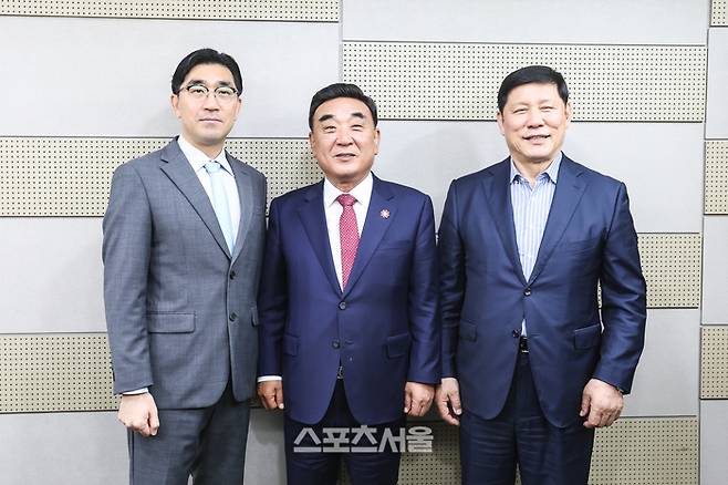 (왼쪽부터) NC 이진만 대표, 김두겸 울산시장, KBO 허구연 총재가 16일 울산 문수구장에서 첫 공식 교류를 가졌다. 사진 | 스포츠서울DB