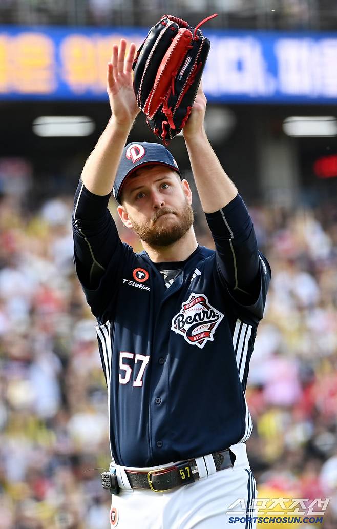 자신의 이름을 연호하는 팬들에게 인사를 하는 콜어빈