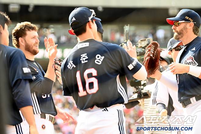 이닝을 끝낸 동료들을 맞이하며