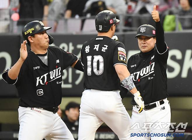 17일 광주 기아 챔피언스필드에서 열린 KT-KIA전. 2회초 무사 1루 황재균이 투런포를 친 후 환영받고 있다. 광주=정재근 기자 cjg@sportschosun.com/2025.4.17/