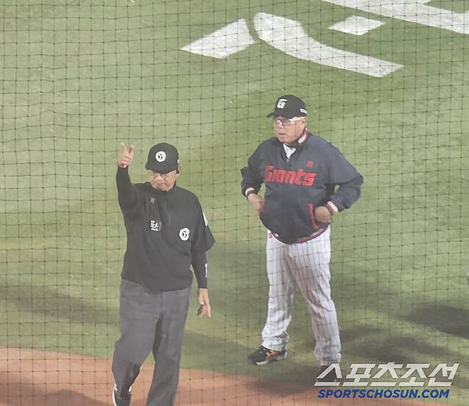 김태형 롯데 감독에게 퇴장을 명령하는 추평호 부심. 김영록 기자