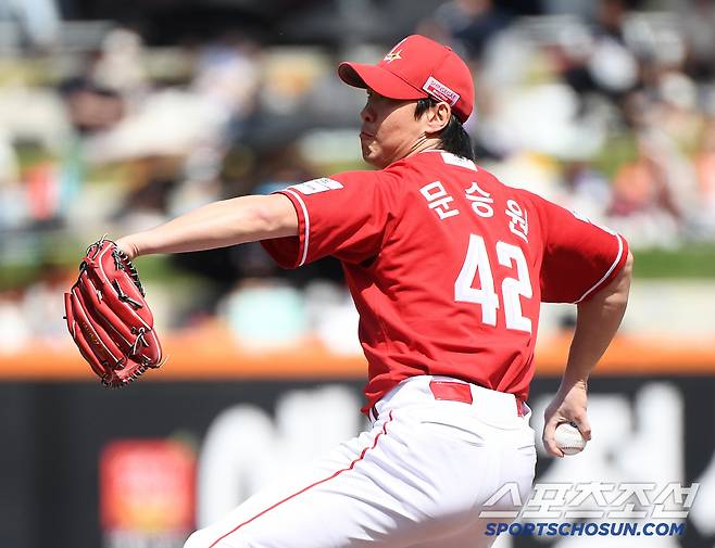 18일 대전 한화생명볼파크에서 열린 SSG-한화전. 선발투수 문승원이 투구하고 있다. 대전=정재근 기자 cjg@sportschosun.com/2025..5.18/