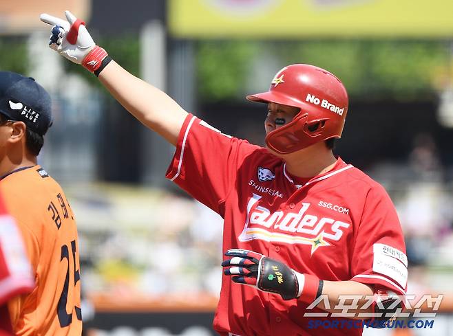 18일 대전 한화생명볼파크에서 열린 SSG-한화전. 1회초 2사 1, 2루 고명준이 1타점 적시타를 친 후 기뻐하고 있다. 대전=정재근 기자 cjg@sportschosun.com/2025..5.18/