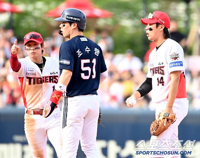 이건 좀 아닌데...조수행의 행동에 어리둥절한 김규성과 수비방해를 어필하는 박찬호