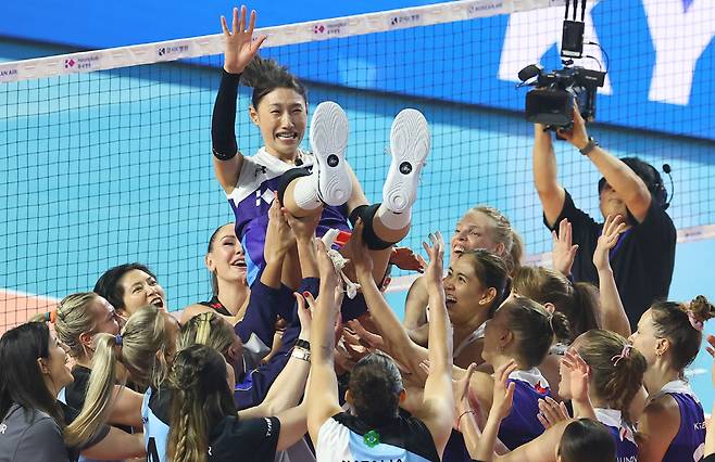 세계 올스타 선수들의 헹가래 받는 김연경

    (인천=연합뉴스) 서대연 기자 = 2024-2025시즌을 끝으로 현역 생활을 마감한 '배구 여제' 김연경이 18일 인천 삼산월드체육관에서 열린 여자배구 세계올스타전 'KYK 인비테이셔널 2025'에서 경기가 종료된 뒤 세계 올스타 선수들로부터 헹가래를 받고 있다. 2025.5.18

    dwise@yna.co.kr

(끝)





<저작권자(c) 연합뉴스, 무단 전재-재배포, AI 학습 및 활용 금지>