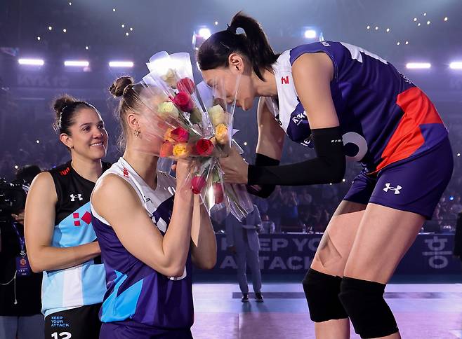 세계 올스타 선수들에게 꽃다발 받는 김연경

    (인천=연합뉴스) 서대연 기자 = 2024-2025시즌을 끝으로 현역 생활을 마감한 '배구 여제' 김연경이 18일 인천 삼산월드체육관에서 열린 여자배구 세계올스타전 'KYK 인비테이셔널 2025'에서 경기가 종료된 뒤 세계 올스타 선수들에게 꽃다발을 받고 있다. 2025.5.18

    dwise@yna.co.kr

(끝)





<저작권자(c) 연합뉴스, 무단 전재-재배포, AI 학습 및 활용 금지>