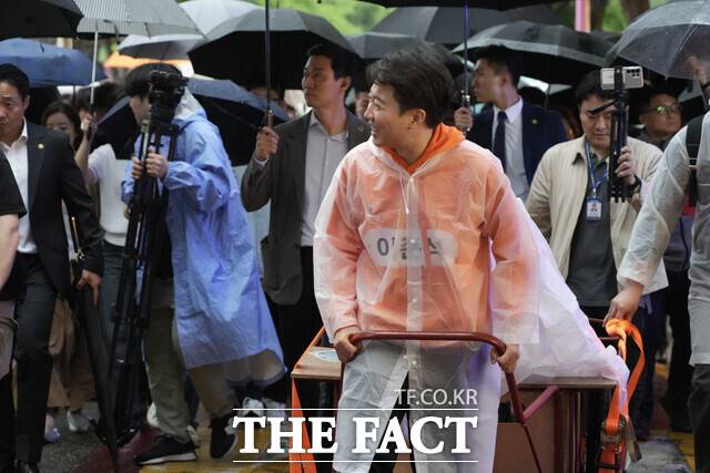 이준석 개혁신당 대선 후보가 17일 오후 서울 홍대입구역 인근에서 리어카를 끌고 거리 유세를 진행했다. /개혁신당