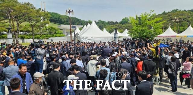 행사 직후 취재진과 질의응답을 위해 이재명 후보와 민주당 의원들이 줄지어 등장하자 이들을 보기 위한 300여 명의 인파가 몰렸다. /광주=서다빈