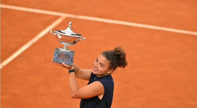 자스민 파올리니가 17일 로마 WTA 1000 우승트로피를 들고 포즈를 취하고 있다. 사진/WTA 투어