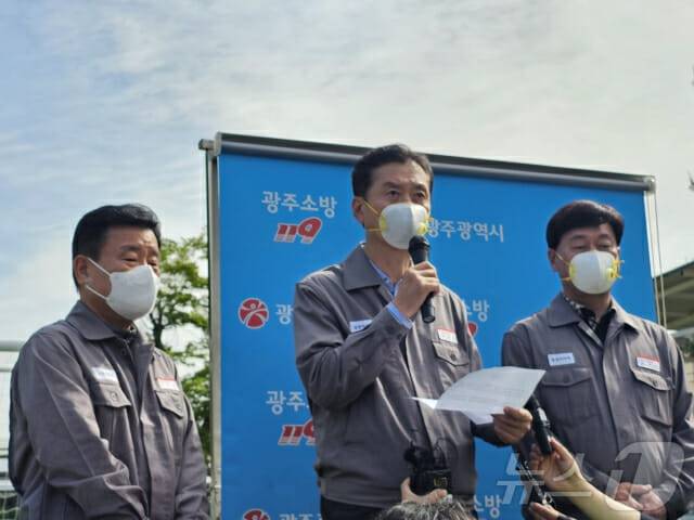 정일택 금호타이어 대표이사(가운데)가 18일 오전 금호타이어 광주공장 앞에서 전날 발생한 대형 화재와 관련해 ”고개 숙여 깊은 사죄의 말씀을 드린다”고 사과하고 있다. (사진=뉴스1)