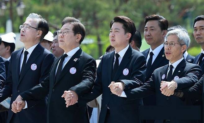 더불어민주당 이재명, 개혁신당 이준석, 민주노동당 권영국 대선 후보 등이 18일 광주광역시 북구 국립 5·18민주묘지에서 열린 5·18민주화운동 45주년 기념식에서 '임을 위한 행진곡'을 제창하고 있다. 연합뉴스