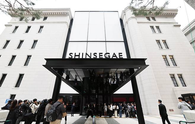 신세계백화점이 옛 제일은행 본점을 매입해 10년간 쇼핑과 문화의 복합 공간으로 공들여 단장한 '더 헤리티지'가 지난 4월 9일 개관했다. /뉴스1