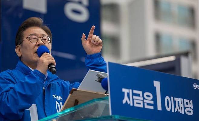 더불어민주당 이재명 대선 후보가 17일 광주광역시 서구 김대중컨벤션센터 광장에서 열린 집중 유세에서 지지를 호소하는 연설을 하고 있다. ⓒ연합뉴스