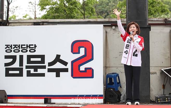 나경원 국민의힘 공동선거대책위원장이 16일 오전 경기 화성시 동탄센트럴파크에서 시민들에게 인사말하고 있다. ⓒ데일리안 방규현 기자