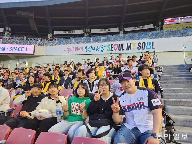 김민재는 온 가족이 역도를 하는 ‘역도 가족’이다. 아내 이연화 씨도 국가대표 역도 선수였고 제 자녀 모두 역도 선수를 한다. 오른쪽부터 김민재, 이연화 씨, 그리고 세 자녀(태희, 다현, 명준). 김민재 제공