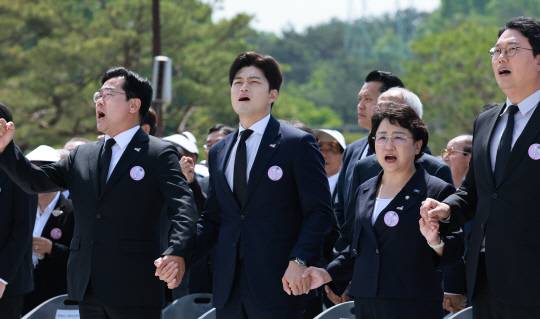 박찬대(왼쪽부터) 더불어민주당 대표 직무대행 겸 원내대표, 김용태 국민의힘 비상대책위원장, 김선민 조국혁신당 대표 권한대행, 천하람 개혁신당 원내대표가 18일 광주광역시 북구 국립 5·18민주묘지에서 열린 5·18민주화운동 45주년 기념식에서 당 대표들이 '임을 위한 행진곡'을 제창하고 있다. [연합뉴스]