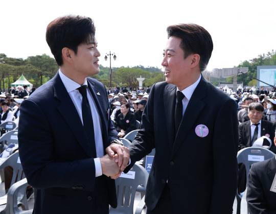 개혁신당 이준석 대통령 후보와 김용태 국민의힘 비상대책위원장이 18일 광주광역시 북구 국립 5·18민주묘지에서 열린 5·18민주화운동 45주년 기념식에서 인사하고 있다. 연합뉴스.