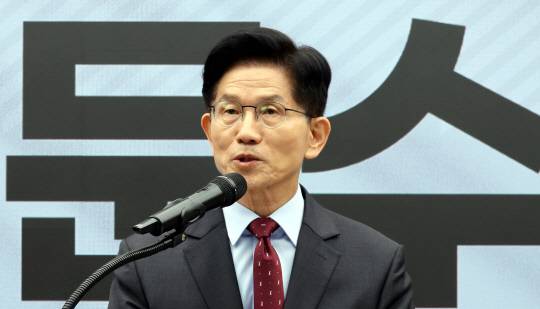 김문수 국민의힘 대선후보가 18일 중앙당사에서 '경제를 판갈이 합니다-새롭게 대한민국' 경제 공약을 발표하고 있다. [공동취재]