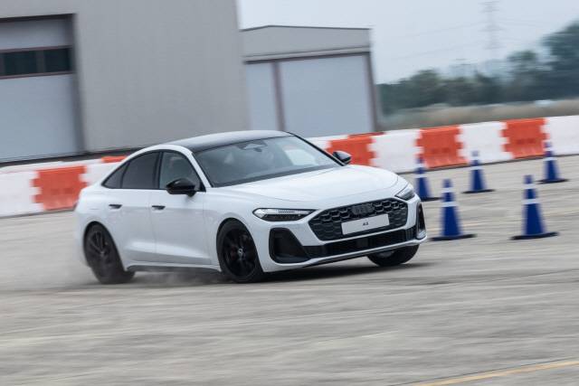 아우디 A5 40 TSFI 차량이 다이내믹 짐카나 코스를 달리고 있다. 아우디코리아 제공