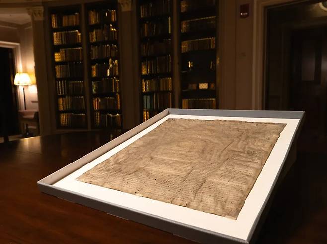 영국 에드워드왕이 1300년 서명한 '마그나카르타'(대헌장). 하버드 대학교 로스쿨 도서관이 보관 중이던 복사본이 진본으로 확인됐다. 사진=하버드 로스쿨