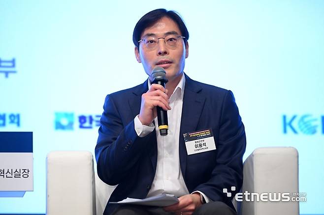 IITP 테크&퓨처 인사이트 콘서트×IT메가비전 2025가 'AX시대, 에이전틱 AI와 피지컬 AI로 열리는 미래 비즈니스를 주제로 16일 서울 서초구 엘타워에서 열렸다. 이용석 행정안전부 디지털정부혁신실장이 'AI강국 도약과제와 글로벌 관세전쟁 대응 정책방향'을 주제로 패널 토론에 참석해 발언하고 있다. 이동근기자 foto@etnews.com