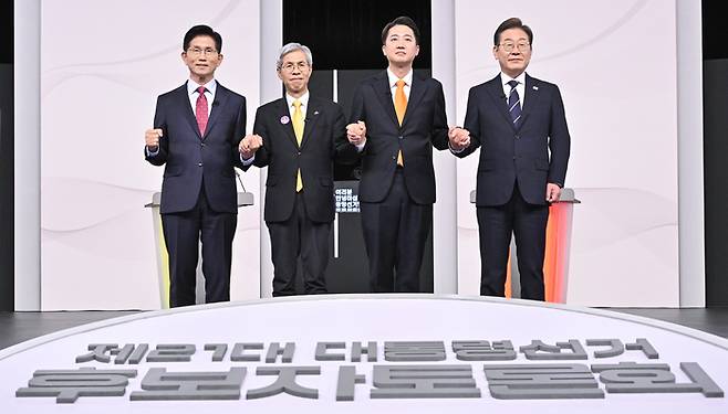 국민의힘 김문수(왼쪽부터)·민주노동당 권영국·개혁신당 이준석·더불어민주당 이재명 대선후보가 18일 서울 마포구 상암동 SBS 프리즘센터 스튜디오에서 열린 제21대 대선 1차 후보자 토론회 시작에 앞서 기념촬영을 하고 있다. [국회사진기자단]
