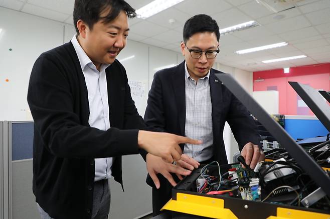 박경준 DGIST 교수(오른쪽)와 임성훈 교수가 ROS2 기술 개발 논의를 하고 있다.
