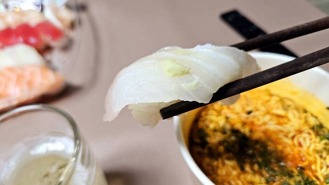 20250517_204429.jpg 저녁 코스트코 초밥에 스파클링 와인