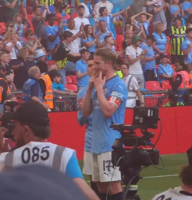 FA결승 패배 후 울음 터트린 아이에게 웃으라며 미소 지어주는 덕배