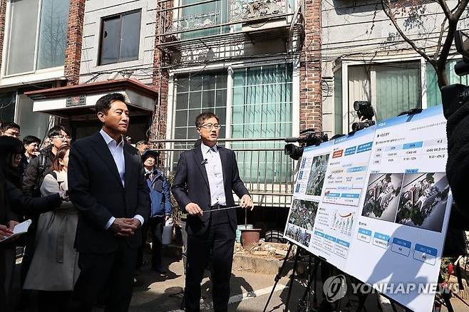 오세훈 서울시장이 지난 3월 17일 '규제철폐 33호 수혜지' 서울 오류동 화랑주택 소규모 재건축 추진단지 현장점검을 하고 있다. 사진=연합뉴스