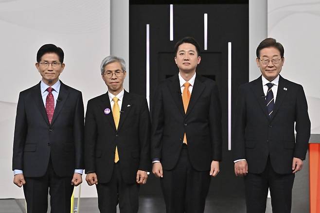 18일 서울 마포구 SBS프리즘타워에서 열린 중앙선거방송토론위원회 주관 제21대 대통령선거 후보자 토론회에서 각 정당 대선 후보들이 선전을 다짐하고 있다. 왼쪽부터 국민의힘 김문수, 민주노동당 권영국, 개혁신당 이준석, 더불어민주당 이재명 대선후보. 사진=뉴시스