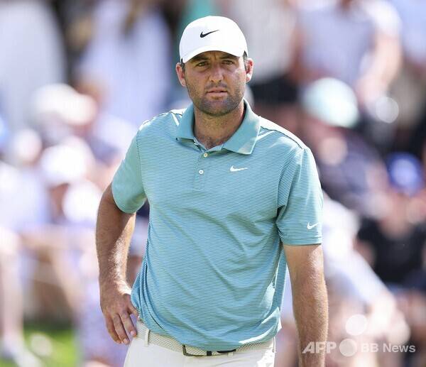 미국프로골프(PGA) 투어 2025시즌 두 번째 메이저 대회 PGA챔피언십 우승 경쟁에 뛰어든 세계랭킹 1위 스코티 셰플러가 3라운드에서 경기하는 모습이다. 사진제공=ⓒAFPBBNews = News1