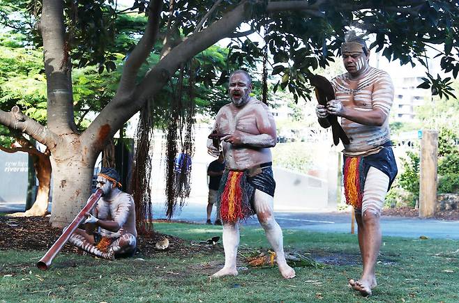 오스트레일리아 원주민 문화 부활을 추진해온 섀넌과 동료들들이 환영 인사로 춘 춤과 노래. 박미향 기자