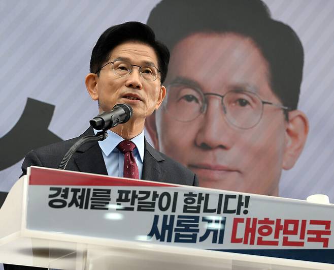 김문수 국민의힘 대통령 후보가 18일 서울 여의도 중앙당사에서 \'경제를 판갈이 합니다! 새롭게 대한민국\' 경제 공약을 발표하고 있다. 공동취재사진