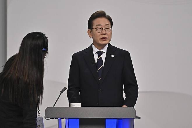 이재명 더불어민주당 대통령 후보가 18일 서울 마포구 상암동 에스비에스(SBS) 프리즘센터 스튜디오에서 열린 제21대 대선 1차 후보자 토론회를 준비하고 있다. 국회사진기자단