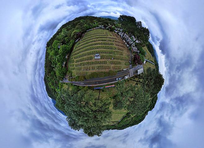 5·18 사적지 제24호인 ‘5·18 구묘지’다. 신군부의 야만적인 폭력에 맞서 싸우다 산화한 영령들의 안식처다. 1997년 국립5·18민주묘지(신묘역)가 조성되면서 많은 희생자가 이장됐고, 현재 이 구묘역에는 민주화운동을 한 뒤 사망한 인사가 다수 안장돼 있다. 묘역 들머리에는 전두환 부부의 기념비석이 부서진 채 땅에 묻혀, 참배객들이 이를 밟고 지나간다. 무인기를 띄워 찍은 파노라마사진을 구형으로 만들었다.