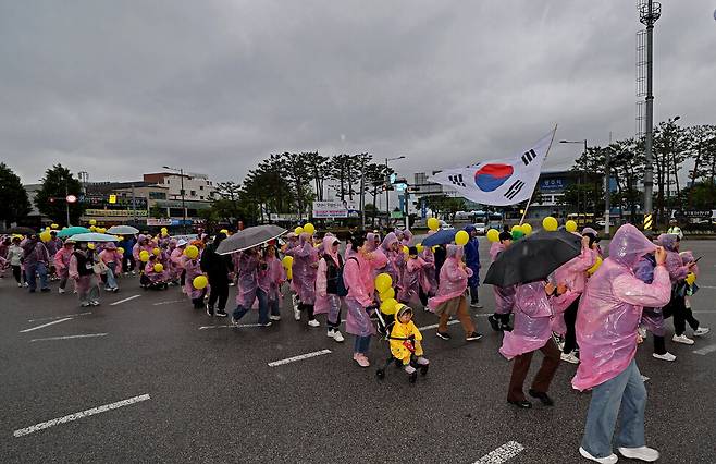 5·18 사적지 제2호인 광주역 광장에서 시험을 앞둔 학생과 선생, 네 살배기 아이를 유아차에 태운 엄마, 역사 공부를 위해 아이와 함께 온 학부모 등 참석자들이 “5·18을 잊지 않겠습니다” 등이 적힌 노란 풍선을 들고 행진하고 있다. 1980년 5월20일 밤 광주역에 주둔해 있던 계엄군은 비무장 시민을 향해 발포해 많은 사상자가 나왔다.
