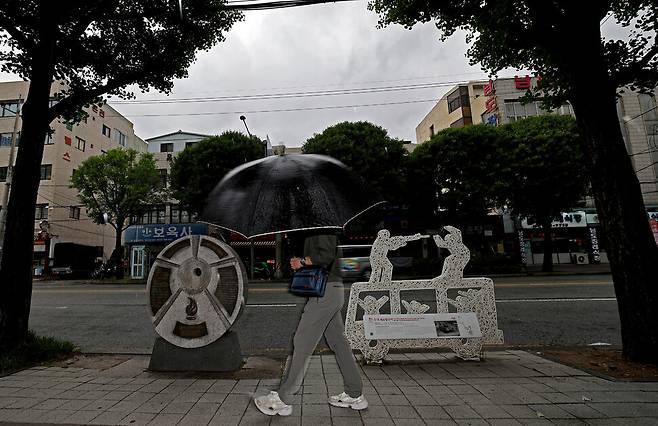 5·18 사적지 제21호 ‘5·18 최초 발포지’. 1980년 5월19일 계엄군이 비무장 시민을 향해 최초로 총을 쏜 광주 동구 중앙로 282 앞을 우산을 받쳐 쓴 한 시민이 걸어가고 있다. 계엄군 장갑차가 시위 군중에게 포위되자 시민을 향해 발포해 당시 조선대 부속고등학교 3학년에 재학 중이던 김영찬이 손과 허벅지에 세 발의 총상을 입었다.