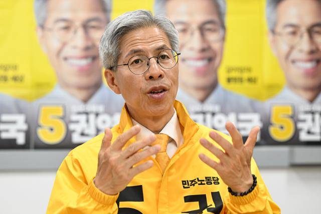 권영국 민주노동당 대선 후보가 15일 서울 구로구 당사에서 본보와 인터뷰하고 있다. 박시몬 기자