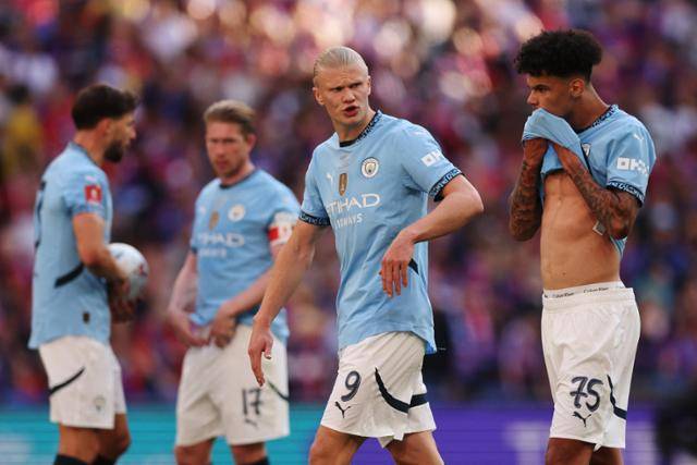 엘링 홀란(오른쪽 두 번째) 등 맨체스터 시티 선수들이 18일 영국 런던의 웸블리 스타디움에서 열린 크리스털 팰리스와 2024~25시즌 FA컵 결승에서 패한 뒤 아쉬운 표정을 짓고 있다. 런던=로이터 연합뉴스