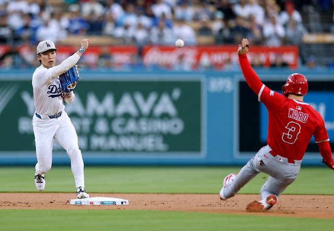 <yonhap photo-4396=""> LOS ANGELES, CALIFORNIA - MAY 16: Hyeseong Kim #6 of the Los Angeles Dodgers turns a double play over Taylor Ward #3 of the Los Angeles Angels to end the first inning at Dodger Stadium on May 16, 2025 in Los Angeles, California. Harry How/Getty Images/AFP (Photo by Harry How / GETTY IMAGES NORTH AMERICA / Getty Images via AFP)/2025-05-17 12:39:44/ <저작권자 ⓒ 1980-2025 ㈜연합뉴스. 무단 전재 재배포 금지, AI 학습 및 활용 금지></yonhap>
