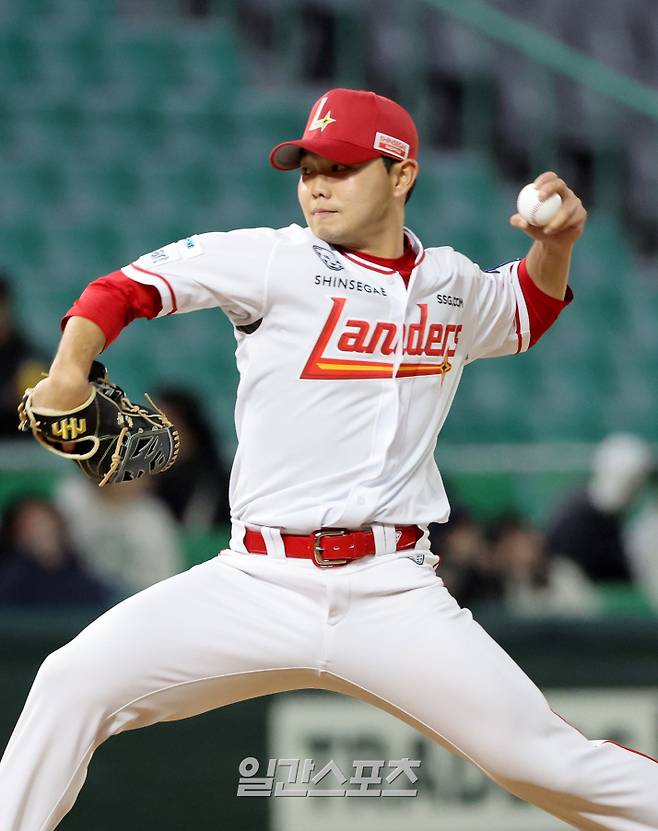 박시후가 13일 오후 인천SSG랜더스필드에서 열린 2025 KB0리그 SSG 랜더스와 키움 히어로즈의 프로야구 시범경기에서 4회초 구원등판해 피칭을 하고 있다. 인천=김민규 기자 /2025.03.13/
