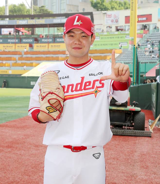 지난해 1군에 콜업된 뒤 프로필 사진을 찍은 박시후. SSG 제공