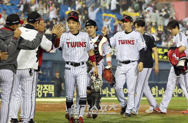 15일 오후 잠실야구장에서 열린 2025 프로야구 키움과 LG 경기. LG가 6-2 승리 했다. 경기종료후 염경엽 감독과 선수들이 승리세리머니하고 있다. 잠실=정시종 기자 capa@edaily.co.kr /2025.05.15.