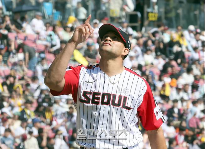 18일 오후 잠실야구장에서 열린 2025 프로야구 KT와 LG 경기. LG 선발 치리노스가 5회 KT 공격을 막고 들어오고있다. 잠실=정시종 기자 capa@edaily.co.kr /2025.05.18.