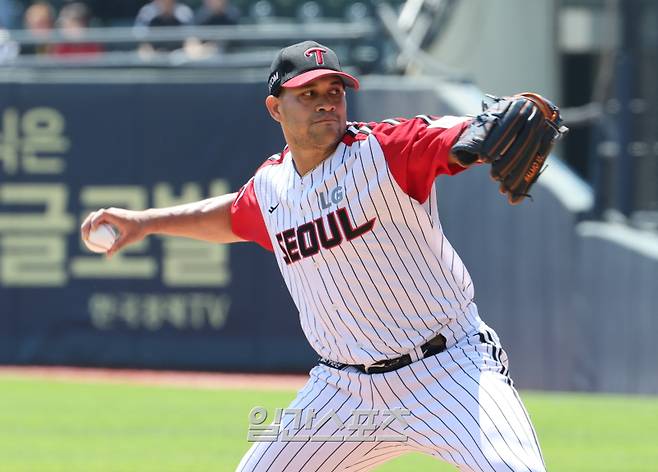 18일 오후 잠실야구장에서 열린 2025 프로야구 KT와 LG 경기. LG 선발 치리노스가 힘차게 공을 던지고 있다. 잠실=정시종 기자 capa@edaily.co.kr /2025.05.18.