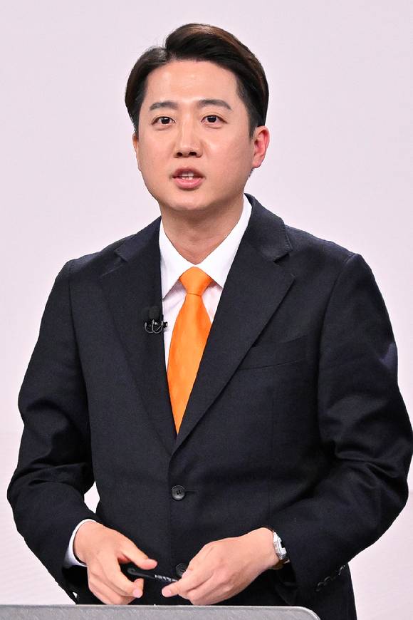 이준석 개혁신당 대선후보가 18일 서울 마포구 SBS프리즘타워에서 열린 중앙선거방송토론위원회 주관 제21대 대통령선거 후보자토론회에서 발언하고 있다. [사진=국회사진취재단]