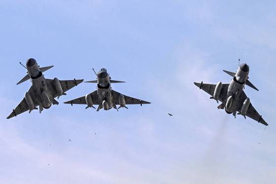 파키스탄 공군의 J-10C 전투기. 이를 개발한 중국은 F-16 전투기와 동급이라고 주장하며 하위 전력으로 운용 중이다. AFP=연합