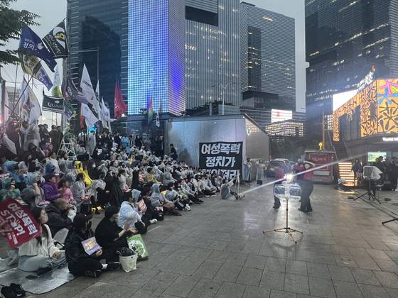 17일 오후 6시부터 95개 여성시민단체가 강남역 10번 출구 앞에서 ‘강남역 여성살해사건 9주기 추모행동’을 진행하고 있다. 뉴스1